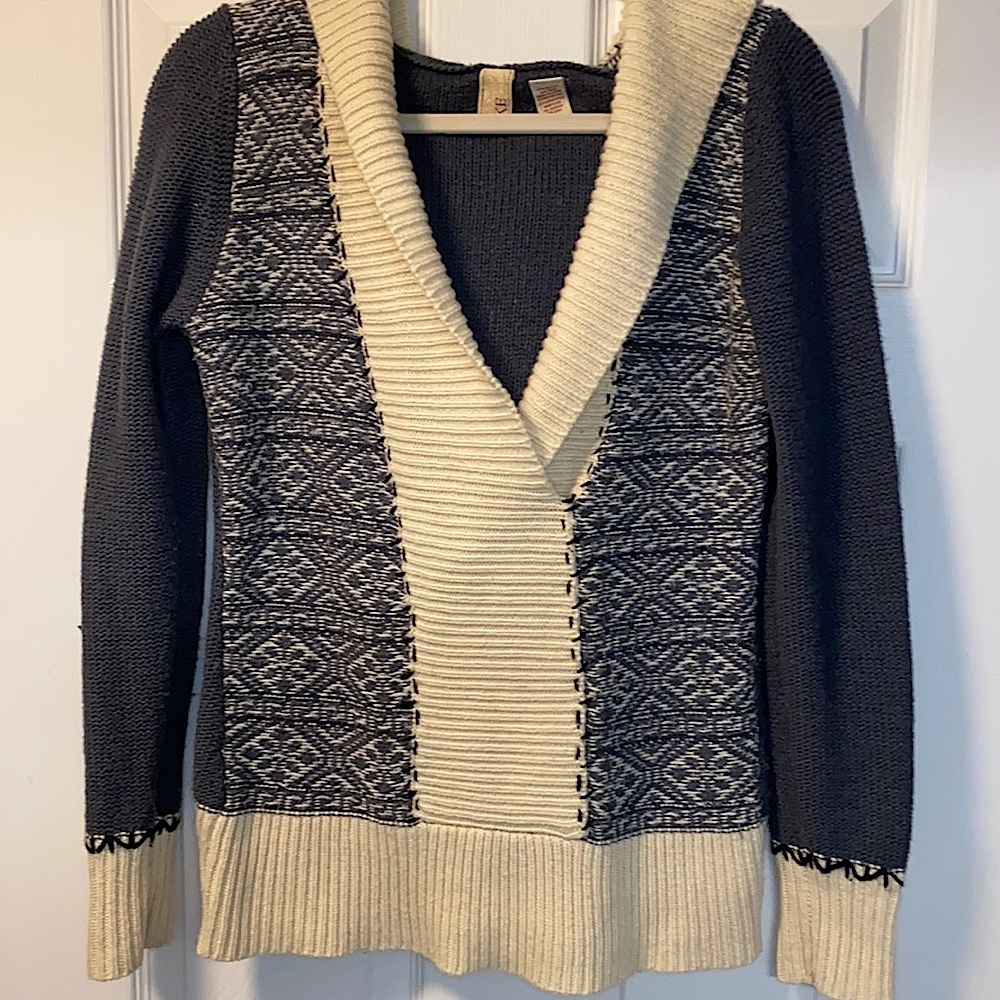 BKE Womens Hooded Sweater Sz L Grey and Cream GUC Long Sleeve Wool Top Aztec